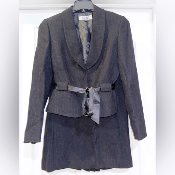 Tahari Jackets & Blazers - TAHARI Ribbon blazer 2 piece suite with pleated skirt SZ 6